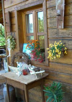 Mein Arbeitstisch mit kleinen Blumenkasten auf der Fensterbank