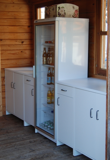 rechts mit Getränke Kühlschrank in der Mitte 